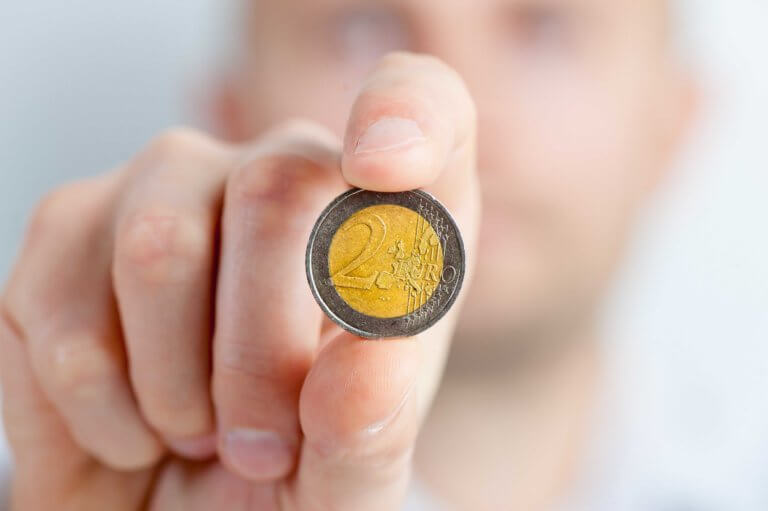 2 Euro Münze wegen wenig Einkommen